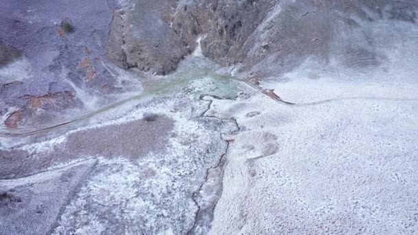 Sneeuw Overdekte Kalksteen Heuvels Een Kleine Waterstraal Drone Luchtfoto — Stockvideo