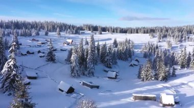  Uzak köy, homestead dağlarda kar kaplı. 4 k hava dron manzara