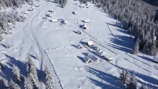 Nieve Cubierto Pueblo Remoto Granja Las Montañas Vista Aérea Del — Vídeos de Stock