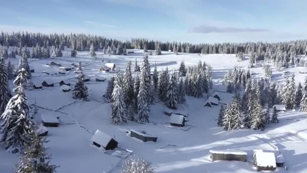 Nieve Cubierto Pueblo Remoto Granja Las Montañas Vista Aérea Del — Vídeo de stock