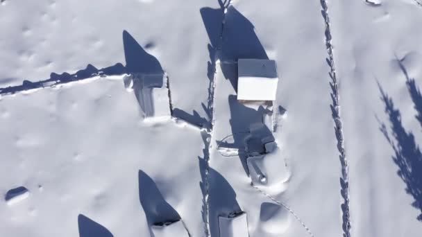 Nieve Cubierto Pueblo Remoto Granja Las Montañas Vista Aérea Del — Vídeos de Stock