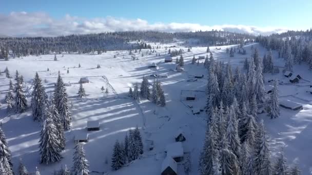 Χιόνι Κάλυψε Απομακρυσμένο Χωριό Αγροτικό Σπίτι Στα Βουνά Προβολή Εναέριο — Αρχείο Βίντεο