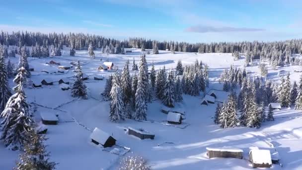 Hóval Borított Távoli Falu Tanya Hegyekben Légi Drone Megtekintése — Stock videók