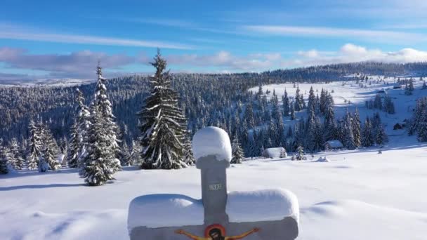 Drohnenaufnahme Eines Schneebedeckten Religiösen Kreuzes Den Bergen — Stockvideo