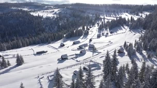 雪覆盖了偏远的村庄 山中的宅基地 空中无人机视图 — 图库视频影像
