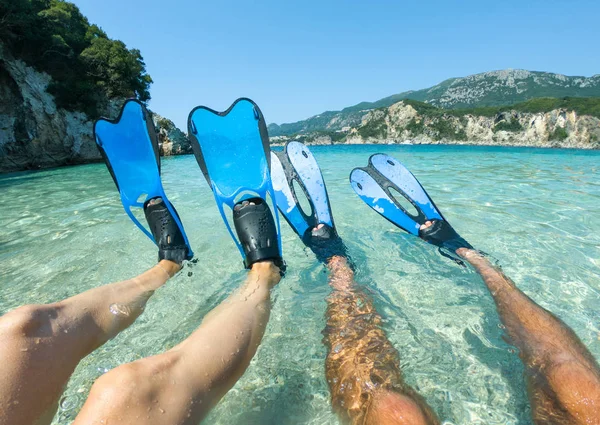 青のシュノーケ リング フィン 透明な海の水の足ひれ ビーチでシュノーケル カップル嘘 — ストック写真