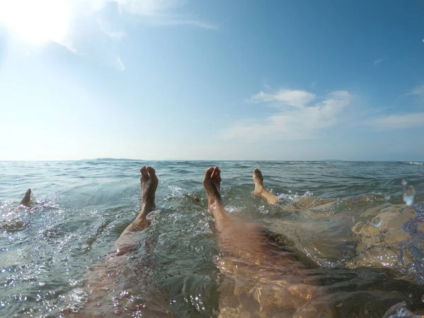 Nohy Mořské Vodě Klid Beach Letní Dovolená Koncept — Stock fotografie