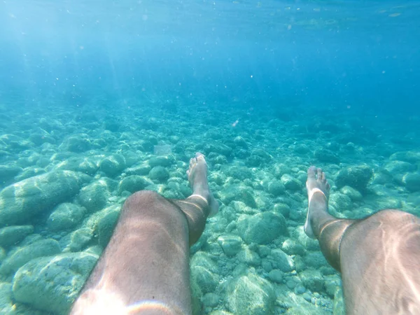 Podwodne Widoki Nogi Pływak Morzu — Zdjęcie stockowe