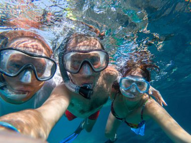 Sualtı selfie denizde yapma dalış arkadaşları