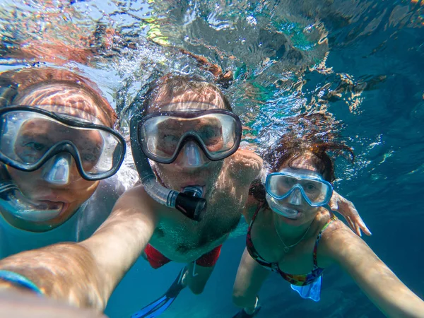 바다에서 Selfie를 만드는 스노클링 — 스톡 사진