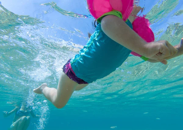 Υποβρύχια Προβολή Παιδί Κοριτσάκι Κολύμπι Στη Θάλασσα — Φωτογραφία Αρχείου