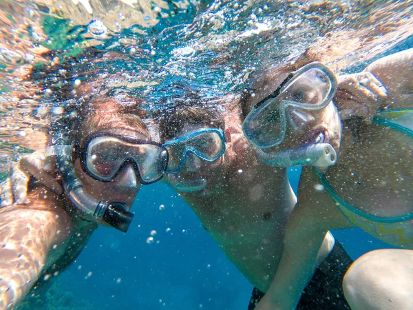 Selfie の海でシュノーケ リング友人の水中ビュー — ストック写真