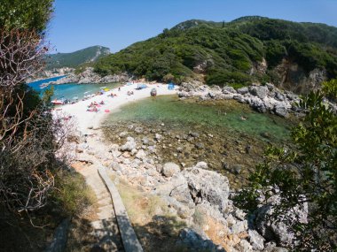 Limni, Corfu, Yunanistan - 29 Ağustos 2018: yaz tatili kumsalda güneşlenme turist