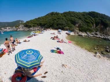 Limni, Corfu, Yunanistan - 29 Ağustos 2018: yaz tatili kumsalda güneşlenme turist