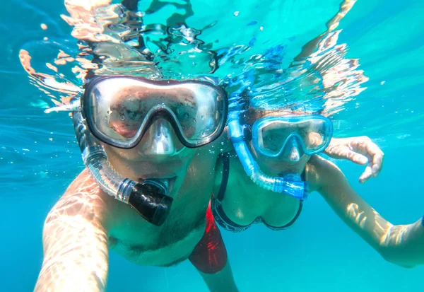 Podvodní Selfie Páru Šnorchlování Moři Baví Letní Dovolená Pláži Koncept — Stock fotografie