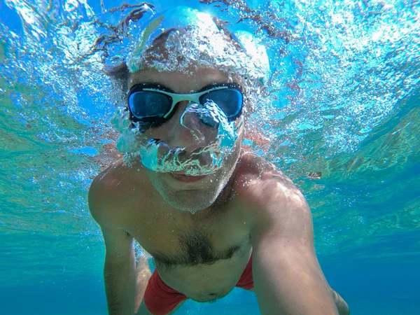 Underwater View Young Diver Man Swimming Sea Air Bubbles Coming — Stock Photo, Image