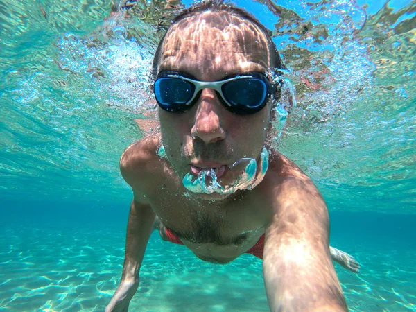 Hombre Nadador Tomando Una Selfie Bajo Agua Agua Mar Tropical — Foto de Stock
