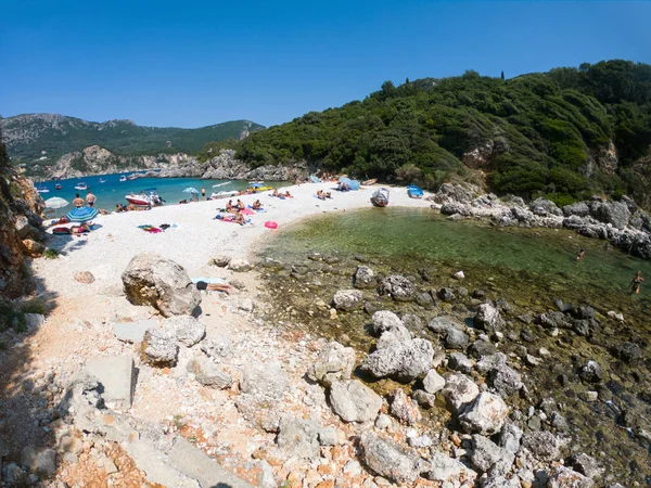 Limni コルフ ギリシャ 2018 観光客の夏休みにビーチでの日光浴 — ストック写真