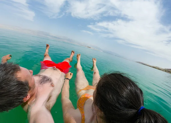 Pareja Flotando Agua Del Mar Muerto Israel — Foto de Stock