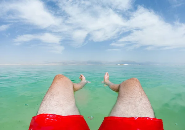 Nohy Muže Plovoucí Vodách Mrtvého Moře Izrael Celková Relaxace Dovolená — Stock fotografie