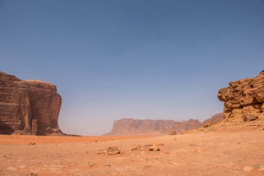 Çölde kum taşı ve granit kayalar. Wadi Rum, Ürdün