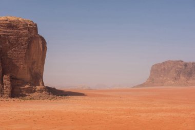 Görkemli Kum Çölü ve devasa kayalar Wadi Rum, Jordan ve Orta Doğu turistik konumlar