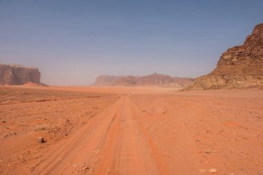 Görkemli Kum Çölü ve devasa kayalar Wadi Rum, Jordan ve Orta Doğu turistik konumlar