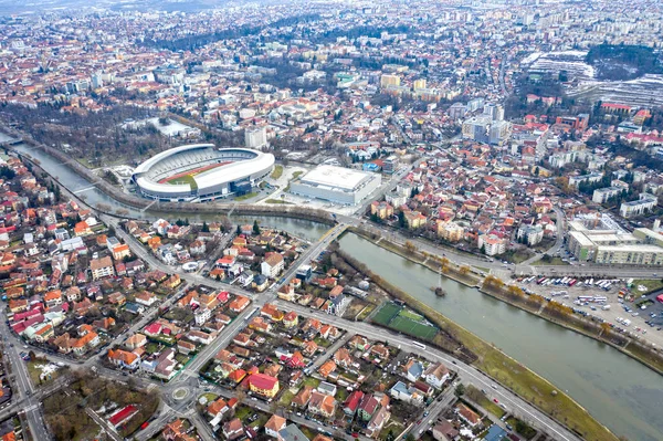 Vista Aérea Acima Rio Que Atravessa Cidade Drone Shot Cluj — Fotografia de Stock