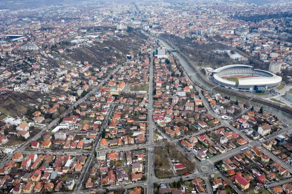 空中都市景観 住宅や無人機から黒人のフラット ルーマニアの都市 クラウ ナポカの眺め — ストック写真