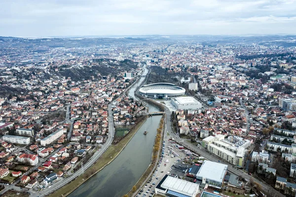 Vista Aérea Sobre Río Que Cruza Ciudad Drone Shot Cluj — Foto de Stock