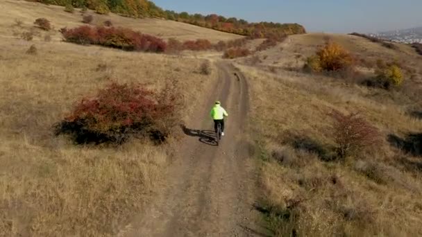 론에서 야외에서 자전거를 자전거의 꾸준한 트랙을 — 비디오