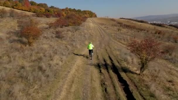 Antenowe Zobacz Rowerzysty Rowerze Świeżym Powietrzu Drone Nim Stały Aktywny — Wideo stockowe