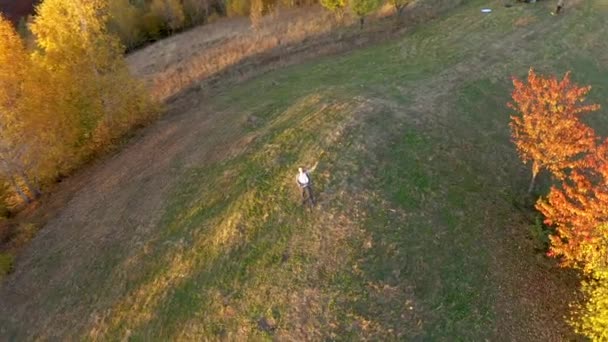 Antenowe Uhd Punktu Widzenia Człowieka Relaks Świeżym Powietrzu Jesieni Drone — Wideo stockowe