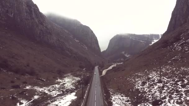 霧の道は 深い峡谷の上飛んでいます のダブルトーンのビューのドローン ルーマニアの旅 — ストック動画