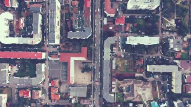 Üst hava 4k atış kentsel binaların ve şehir sokakları dron tarafından trafik