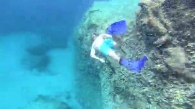 Sualtı tropikal deniz suya dalış bir snorkeler adam görünümünü