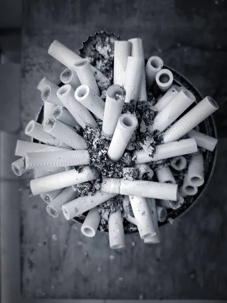 담배 꽁초가 있는 쟁반 — 스톡 사진