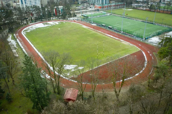 Atletizm ve futbol alanının hava dron görünümü — Stok fotoğraf