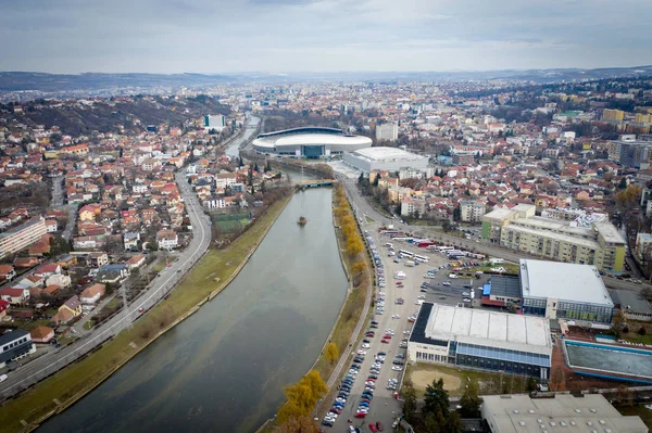 Vista aérea sobre el río que cruza la ciudad —  Fotos de Stock