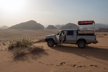 Çölde 4 x 4 araba