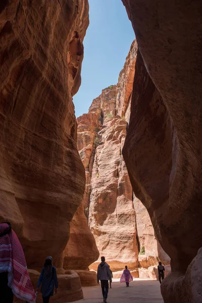 Turister som besöker Petra, Jordanien — Stockfoto