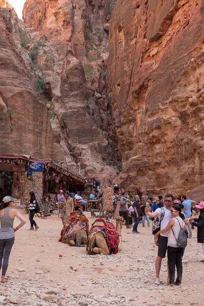 Turister som besöker Petra, Jordanien — Stockfoto