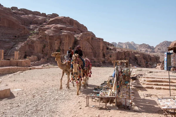 Bédouin chevauchant son chameau — Photo