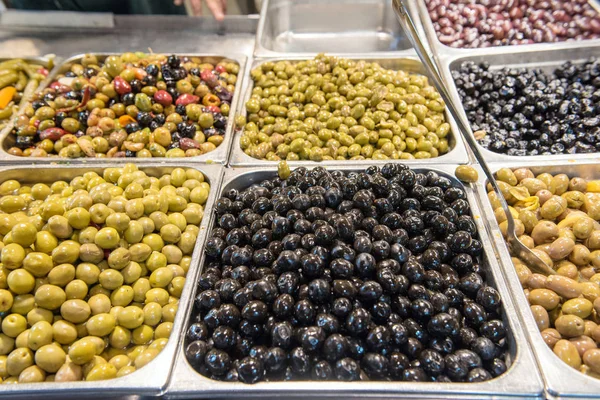 Olives background in oriental market — Stock Photo, Image