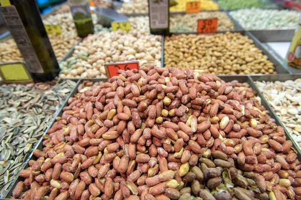 Kurutulmuş deli ve tohum pazarda — Stok fotoğraf