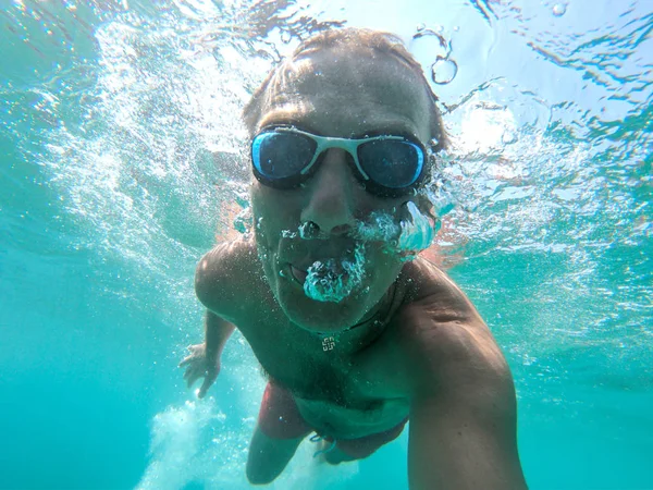 Άνθρωπος κολυμπά κάτω — Φωτογραφία Αρχείου