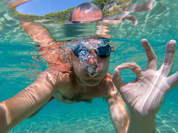 바다에서 수영의 수 중 selfie 총 — 스톡 사진