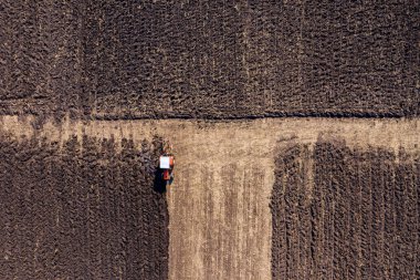 Bir traktör sürme hava Üstten Görünüm