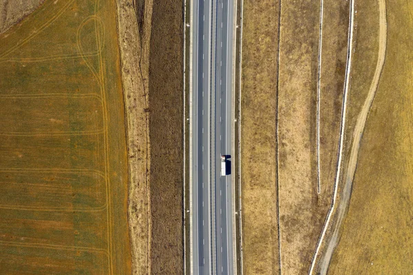 Vue aérienne du dessus des voitures et des camions qui passent sur une autoroute — Photo
