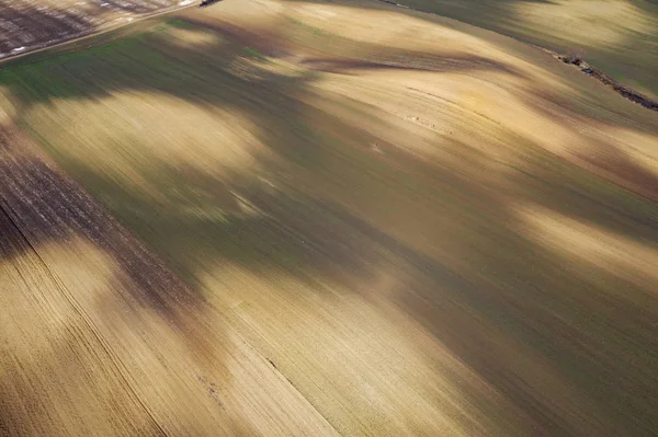 Воздушный беспилотник вид вспаханной сельскохозяйственной территории — стоковое фото